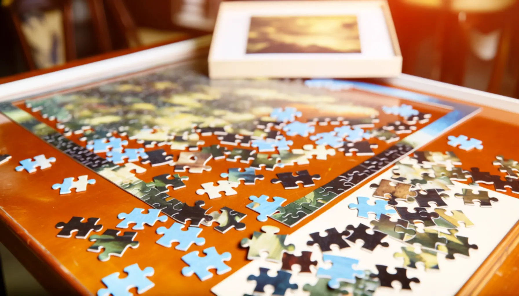 Puzzle na drewnianym stole