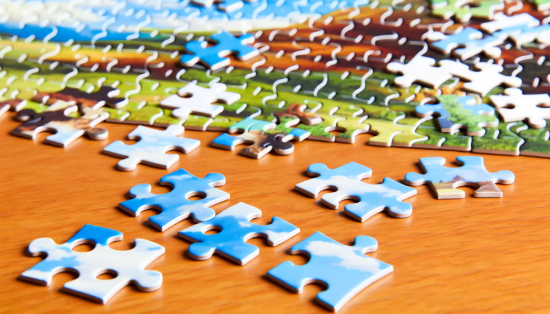 Elementy puzzli na stole