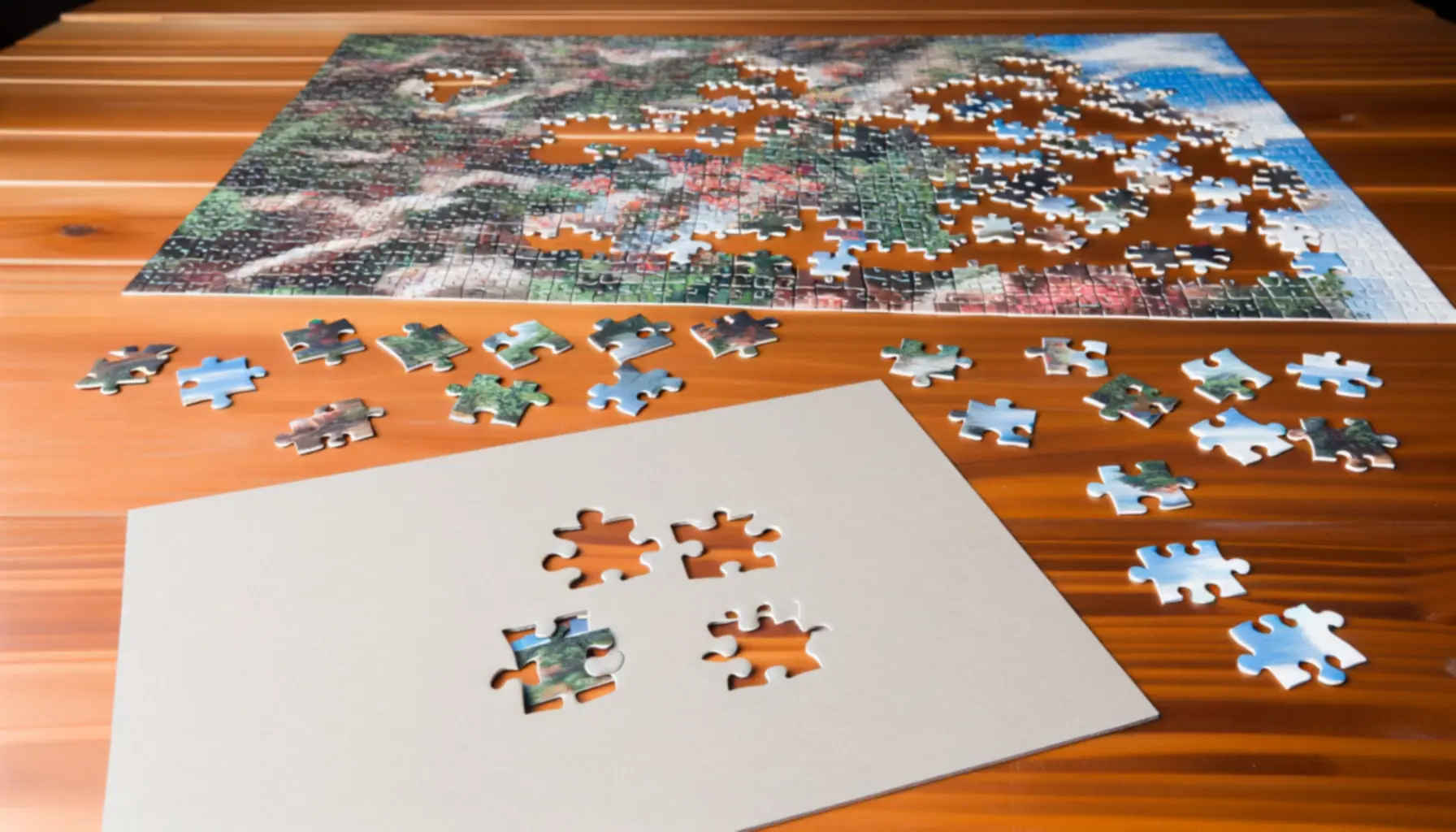 Rozsypane puzzle na blacie